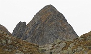 63 Uno sguardo indietro alla Bocchetta di Trona, sorvegliata dal Pizzo di Trona...